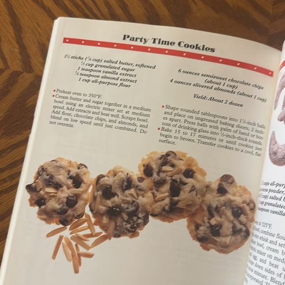 Mrs. Fields Best Cookie Book Ever!: 130 Delicious Cookie and Dessert Recipes - Picture 3 of 9